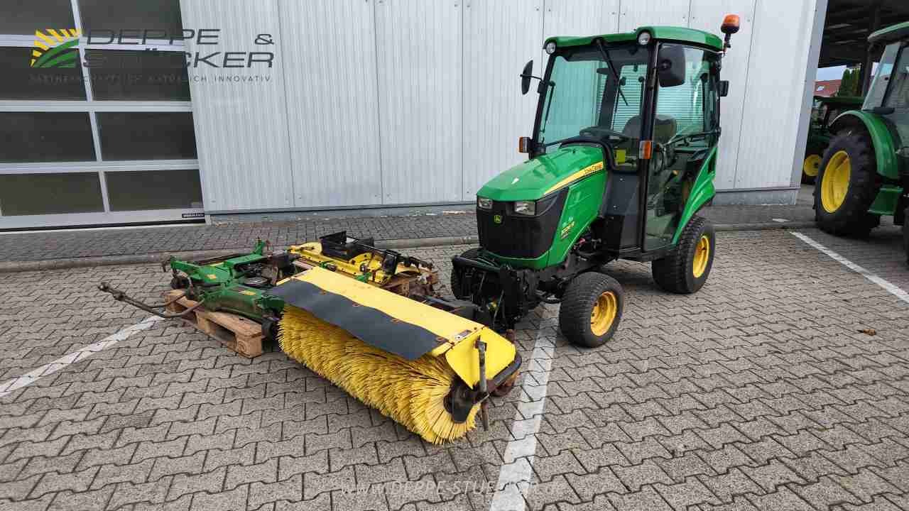John Deere 1026R mit Anbaugeräten gebraucht – Traktor – Baujahr 2012 – Produktbild 1