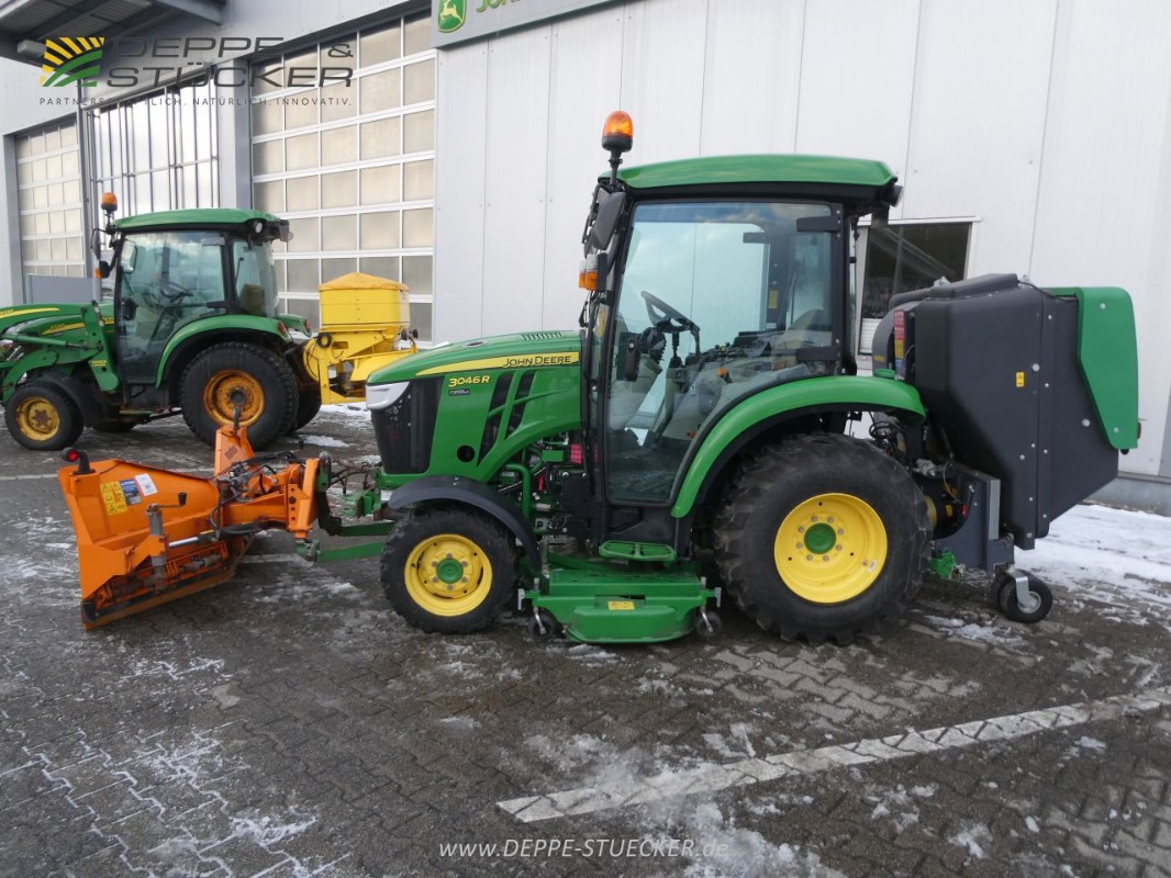 John Deere 3046R mit Mähwerk+Grasaufnahme gebraucht – Traktor – Baujahr 2022 – Produktbild 1