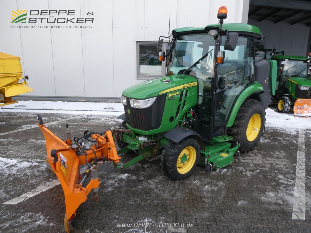 John Deere 3046R mit Mähwerk+Grasaufnahme gebraucht – Traktor – Baujahr 2022 – Produktbild 3
