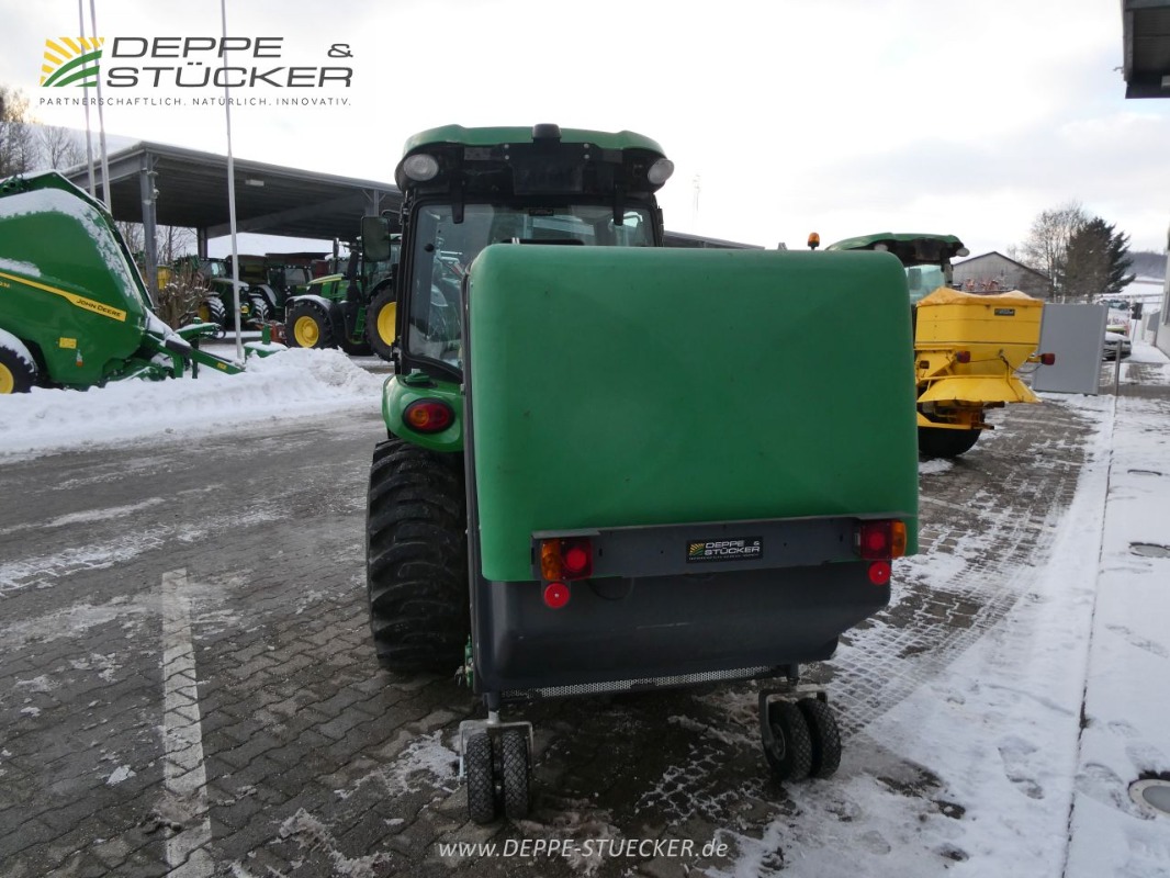 John Deere 3046R mit Mähwerk+Grasaufnahme gebraucht – Traktor – Baujahr 2022 – Produktbild 5