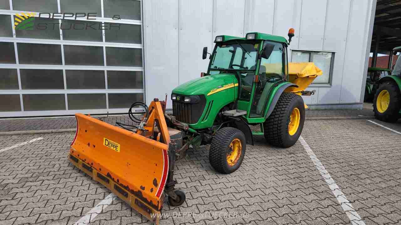 John Deere 4520 mit Anbaugeräten gebraucht – Kommunaltraktor – Baujahr 2005 – Produktbild 1