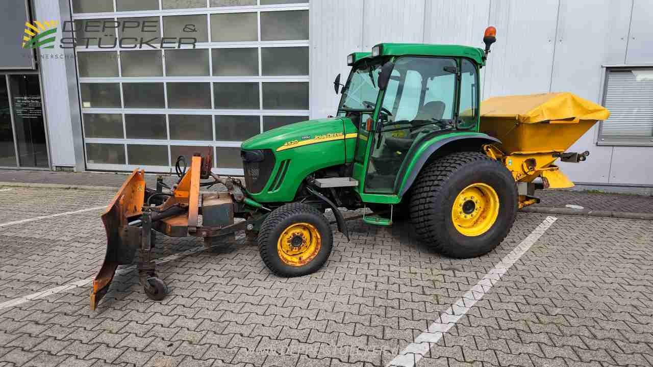 John Deere 4520 mit Anbaugeräten gebraucht – Kommunaltraktor – Baujahr 2005 – Produktbild 3