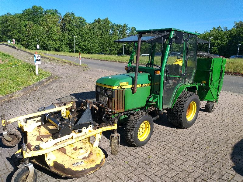 John Deere 670 mit Mähwerk und Grasaufnahme gebraucht – Traktor – Baujahr 1995 – Produktbild 1