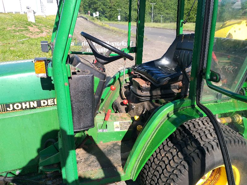 John Deere 670 mit Mähwerk und Grasaufnahme gebraucht – Traktor – Baujahr 1995 – Produktbild 3